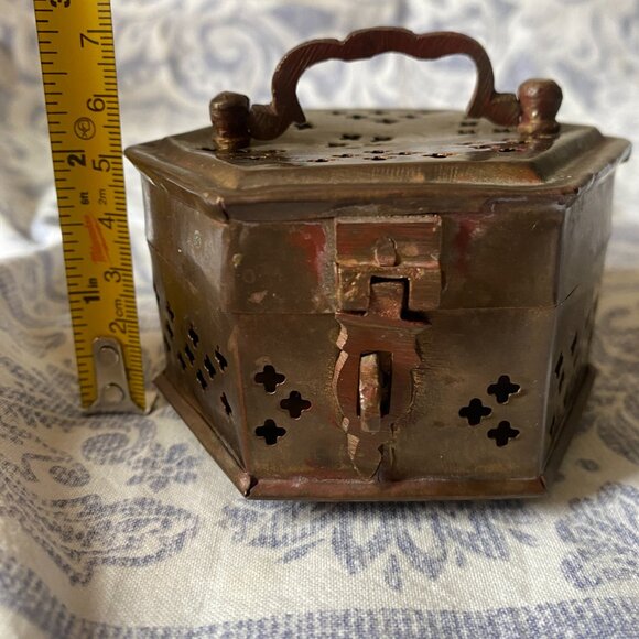 Vintage Brass Cricket Box with Cutouts Trinket matchbook case - Picture 13 of 14